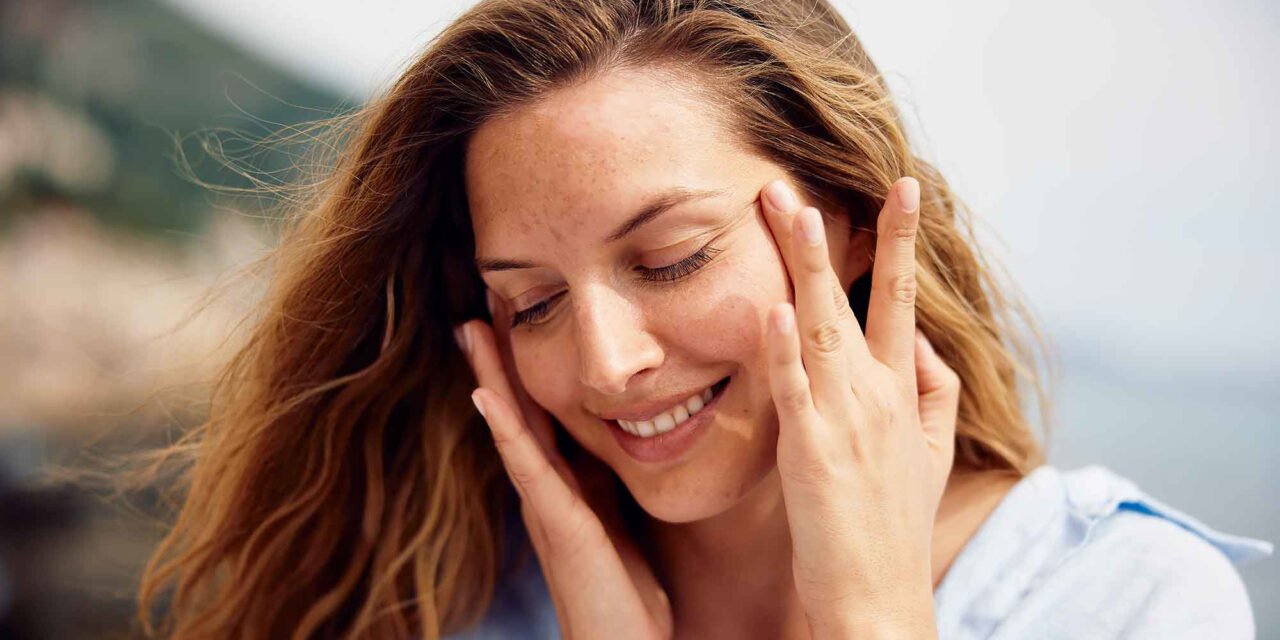 Mȩn and Women Wįth Hormonal Changes May Expeɾience Bulging Skin.