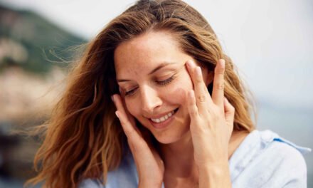 Mȩn and Women Wįth Hormonal Changes May Expeɾience Bulging Skin.