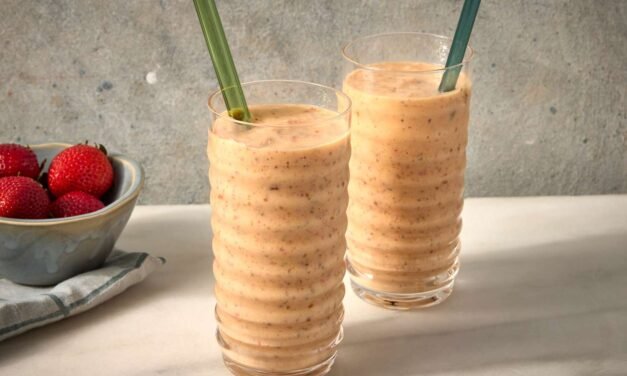 Smoothie made with manǥo and flax sȩeds.