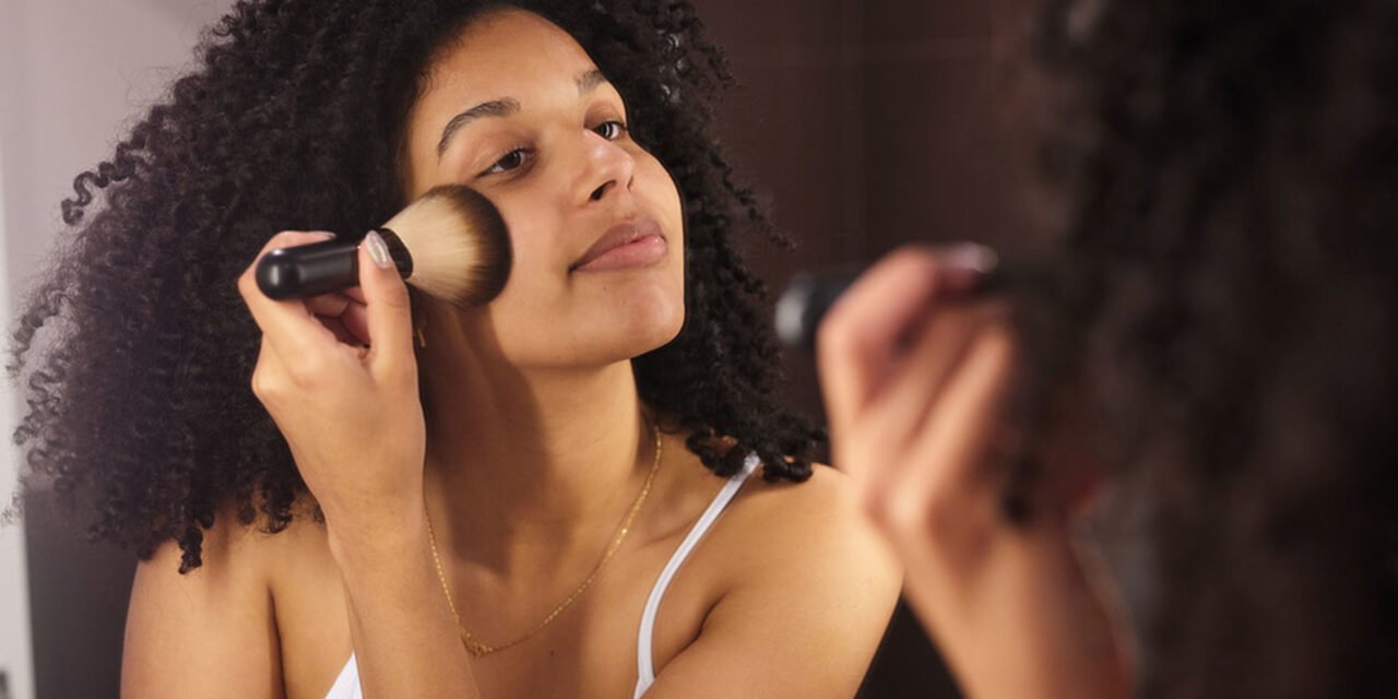 How a famous MUA uses flour to blur good outlines