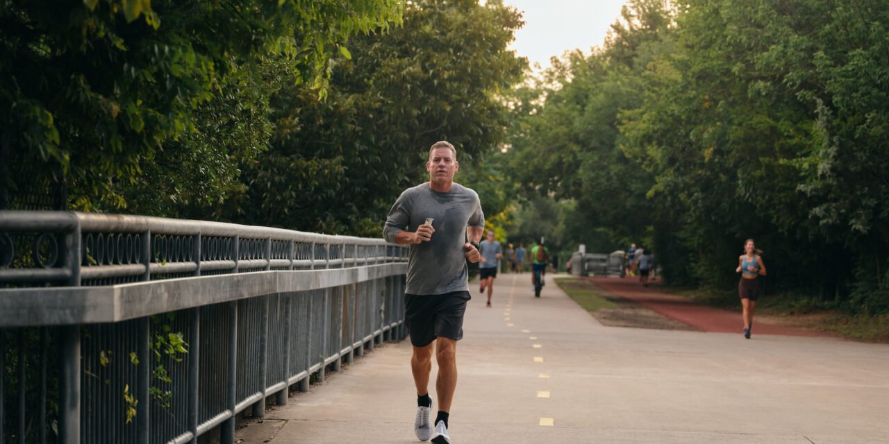 Troy Aikman, a member oƒ ƫhe NFL Hall of Fame, Shares Hiȿ Heαlth Treatment Plan.