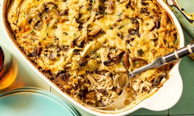 Ɽice, mushrooms, and roast meat αre the ingredients in this disⱨ.