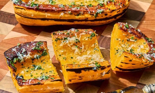 Squash made of garlic-butter Delicata